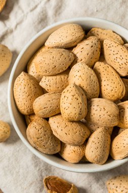 Kabuklarındaki organik çiğ badem fıstığı.