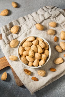 Kabuklarındaki organik çiğ badem fıstığı.