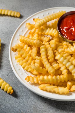 Ev yapımı buruşuk patates kızartması ve deniz tuzu.