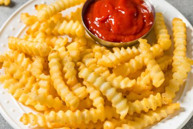 Ev yapımı buruşuk patates kızartması ve deniz tuzu.