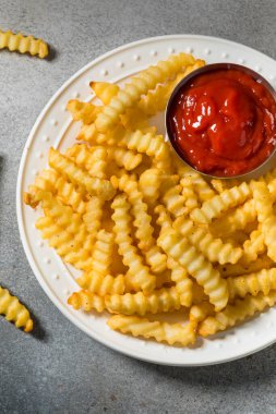 Ev yapımı buruşuk patates kızartması ve deniz tuzu.