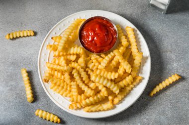 Ev yapımı buruşuk patates kızartması ve deniz tuzu.