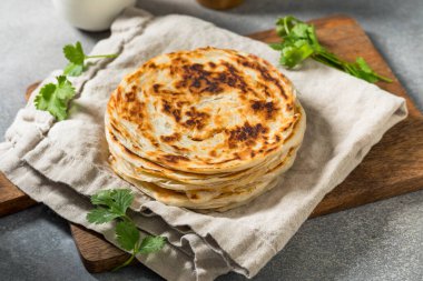 Ev yapımı Hint Parotta Paratha Ekmeği Yemeye Hazır