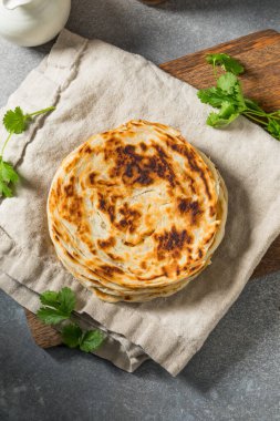 Ev yapımı Hint Parotta Paratha Ekmeği Yemeye Hazır