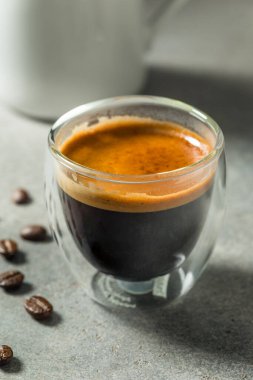 Sıcak, ferahlatıcı Espresso Bardakta Kahve