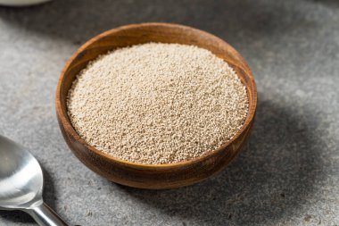 Kupada çiğ organik etkin kuru maya.