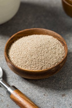 Kupada çiğ organik etkin kuru maya.