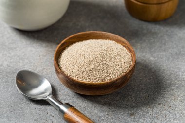 Kupada çiğ organik etkin kuru maya.