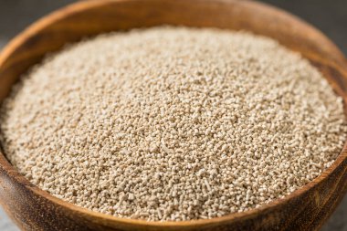 Kupada çiğ organik etkin kuru maya.