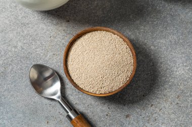 Kupada çiğ organik etkin kuru maya.