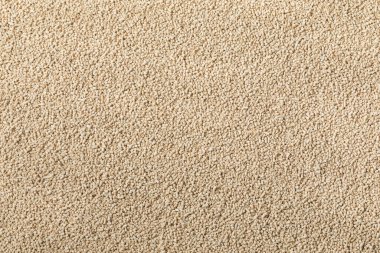 Kupada çiğ organik etkin kuru maya.