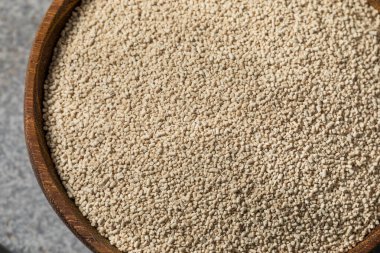 Kupada çiğ organik etkin kuru maya.