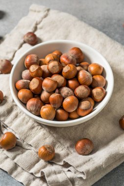 Bir kâsede organik çiğ fındık.