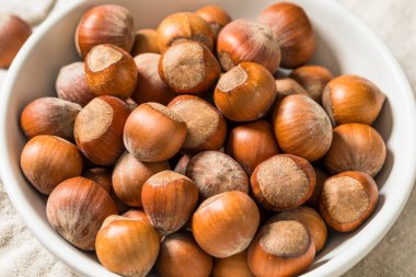 Bir kâsede organik çiğ fındık.