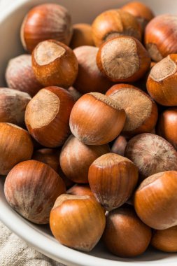 Bir kâsede organik çiğ fındık.