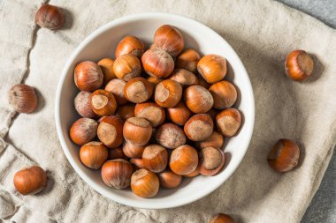 Bir kâsede organik çiğ fındık.