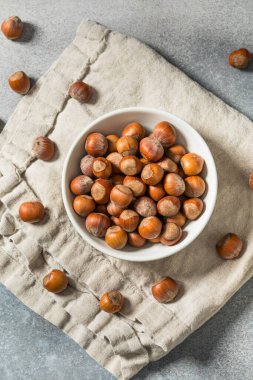 Bir kâsede organik çiğ fındık.