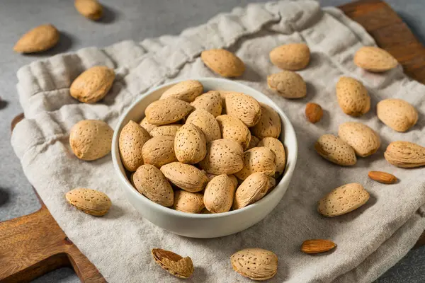 Kabuklarındaki organik çiğ badem fıstığı.