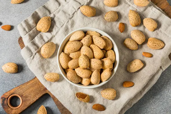 Kabuklarındaki organik çiğ badem fıstığı.