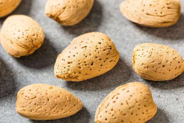 Kabuklarındaki organik çiğ badem fıstığı.