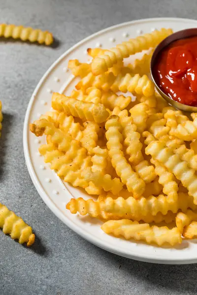 Ev yapımı buruşuk patates kızartması ve deniz tuzu.