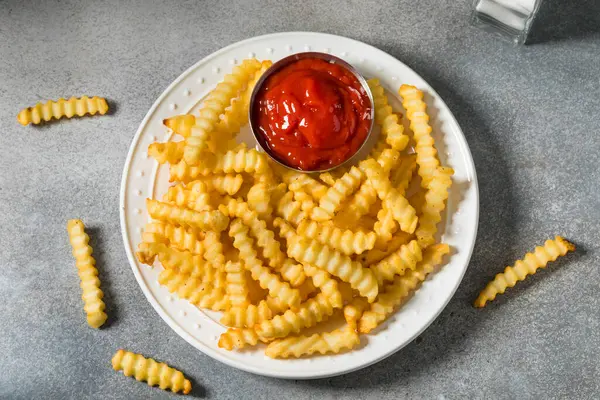 Ev yapımı buruşuk patates kızartması ve deniz tuzu.