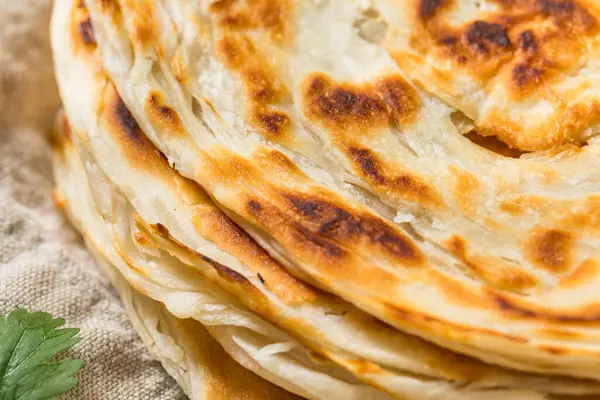 Ev yapımı Hint Parotta Paratha Ekmeği Yemeye Hazır
