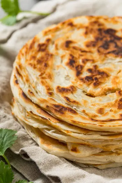 Ev yapımı Hint Parotta Paratha Ekmeği Yemeye Hazır