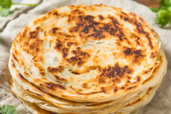 Ev yapımı Hint Parotta Paratha Ekmeği Yemeye Hazır