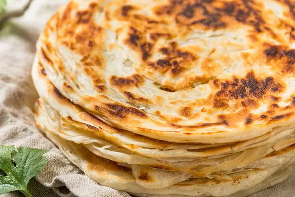 Ev yapımı Hint Parotta Paratha Ekmeği Yemeye Hazır