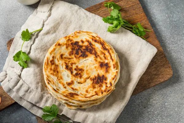Ev yapımı Hint Parotta Paratha Ekmeği Yemeye Hazır