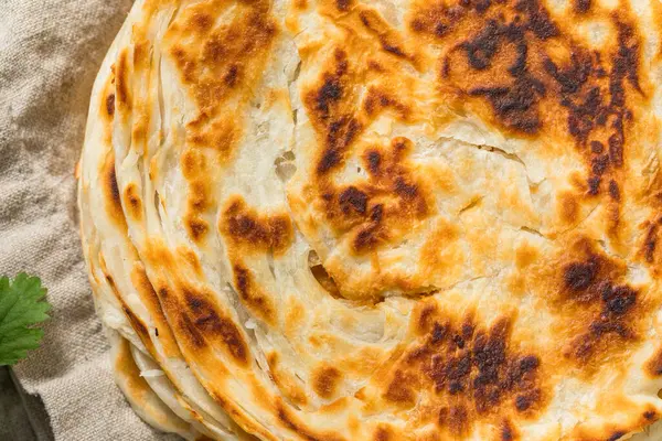 Ev yapımı Hint Parotta Paratha Ekmeği Yemeye Hazır