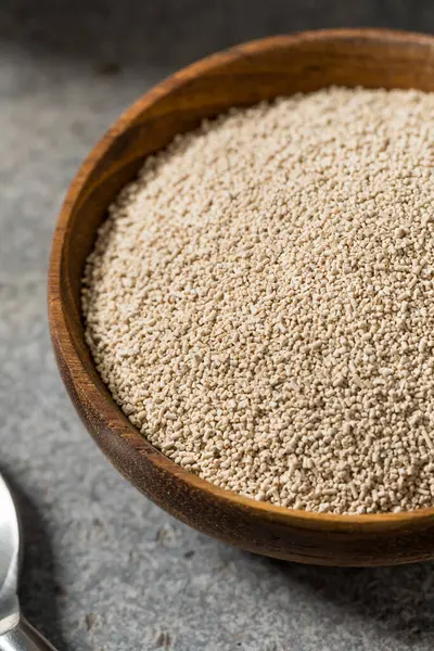 Kupada çiğ organik etkin kuru maya.