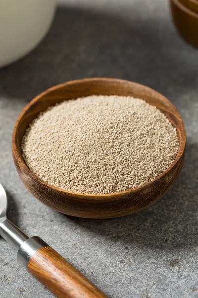 Kupada çiğ organik etkin kuru maya.