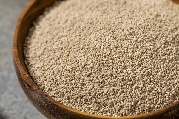 Kupada çiğ organik etkin kuru maya.