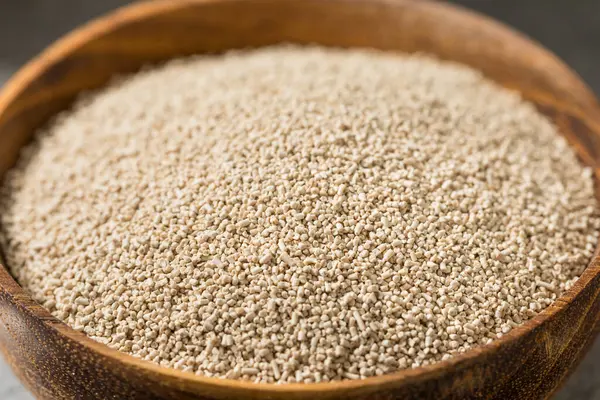 Kupada çiğ organik etkin kuru maya.