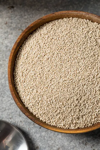 Kupada çiğ organik etkin kuru maya.