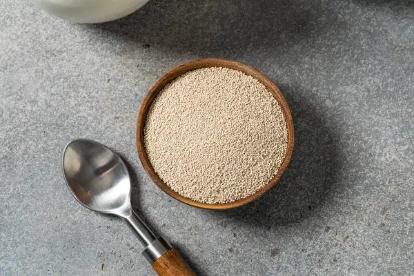 Kupada çiğ organik etkin kuru maya.