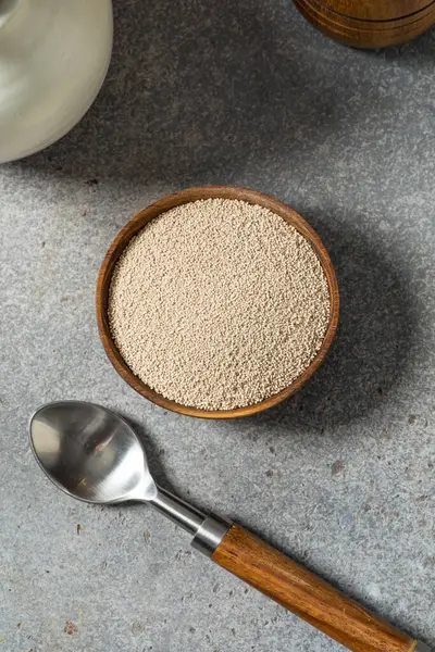 Kupada çiğ organik etkin kuru maya.