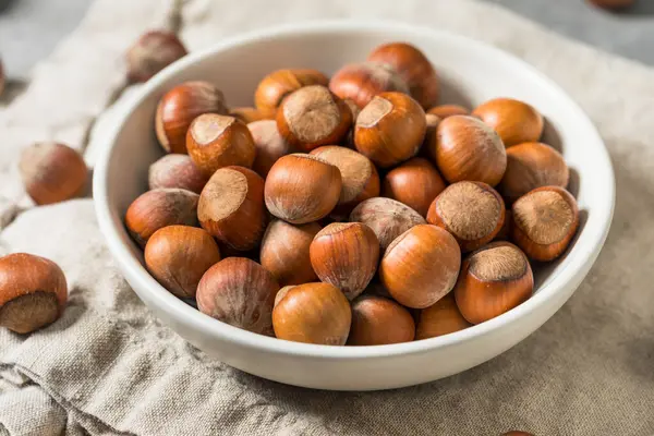 Bir kâsede organik çiğ fındık.