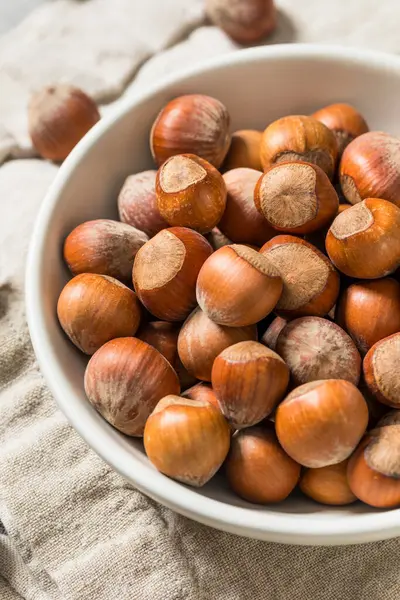 Bir kâsede organik çiğ fındık.