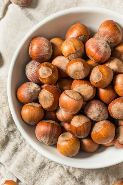 Bir kâsede organik çiğ fındık.