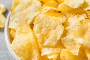 Deniz tuzu ve tuzlu patates cipsi kasede.