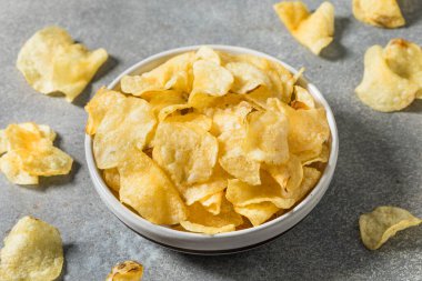 Deniz tuzu ve tuzlu patates cipsi kasede.