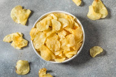 Deniz tuzu ve tuzlu patates cipsi kasede.