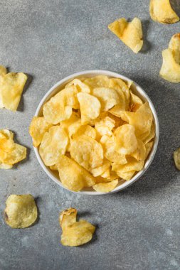 Deniz tuzu ve tuzlu patates cipsi kasede.