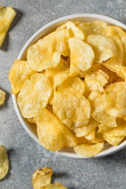 Deniz tuzu ve tuzlu patates cipsi kasede.