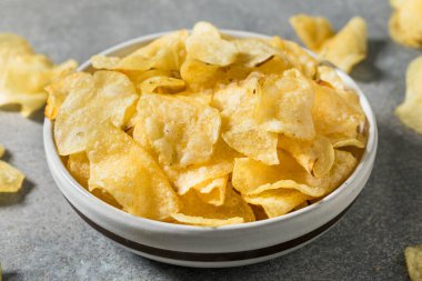 Deniz tuzu ve tuzlu patates cipsi kasede.