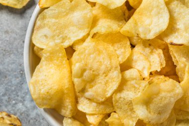 Deniz tuzu ve tuzlu patates cipsi kasede.