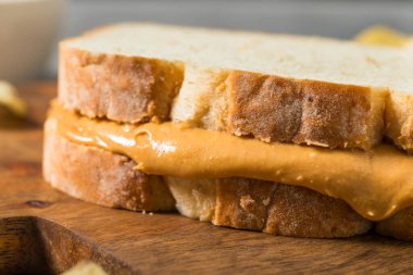 Beyaz ekmek üzerine ev yapımı Amerikan Fıstık Ezmeli Sandviç